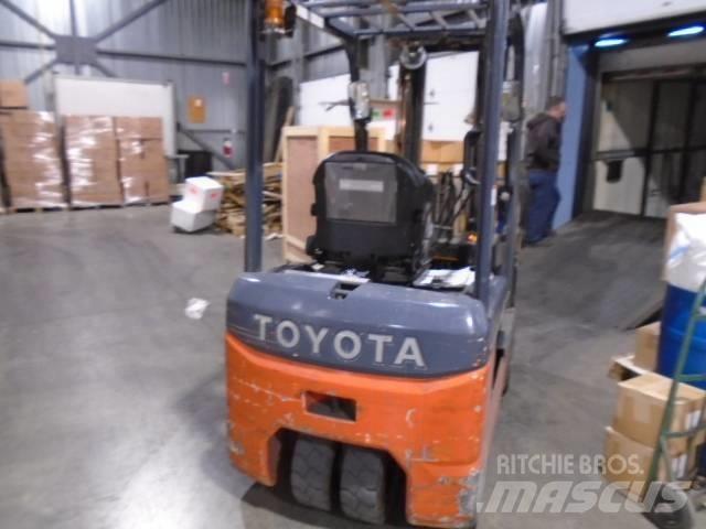 Toyota 8FBE20U Ajettavat pinoamisvaunut