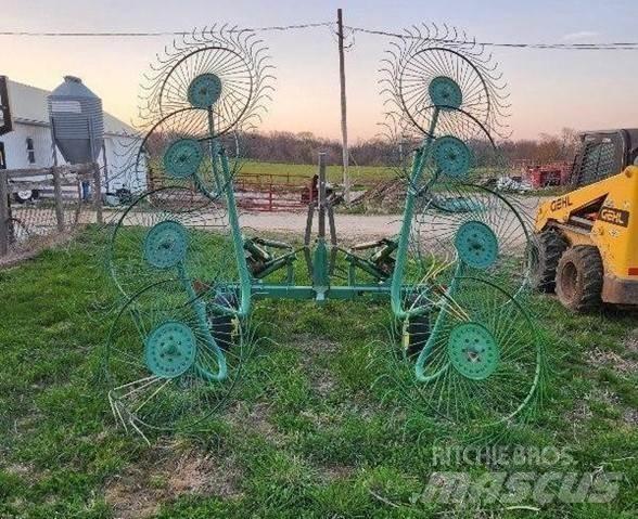 John Deere 702 Pöyhimet ja haravat