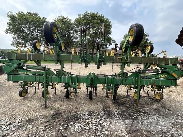 John Deere 845 Riviväliharat