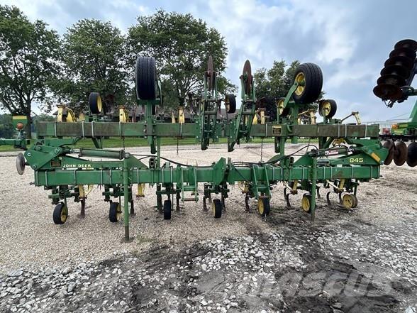 John Deere 845 Riviväliharat