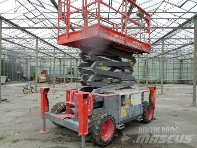 SkyJack SJ 6832 RT Saksilavat