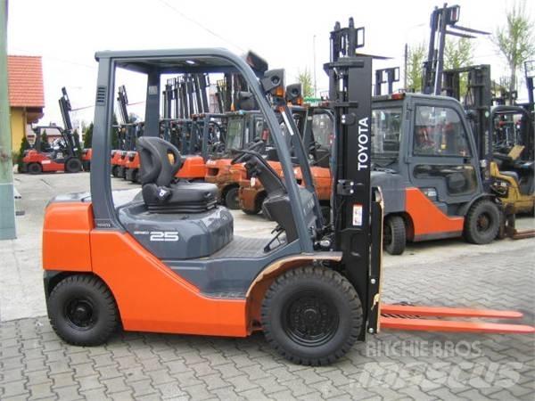 Toyota 02-8FG25 Nestekaasutrukit