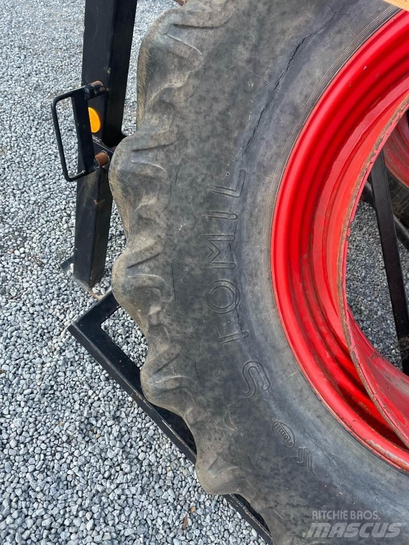 Stomil 20.8 R 38 Renkaat ja vanteet