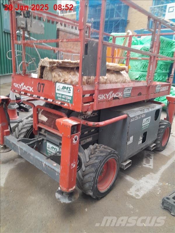 SkyJack 6832 RT Saksilavat