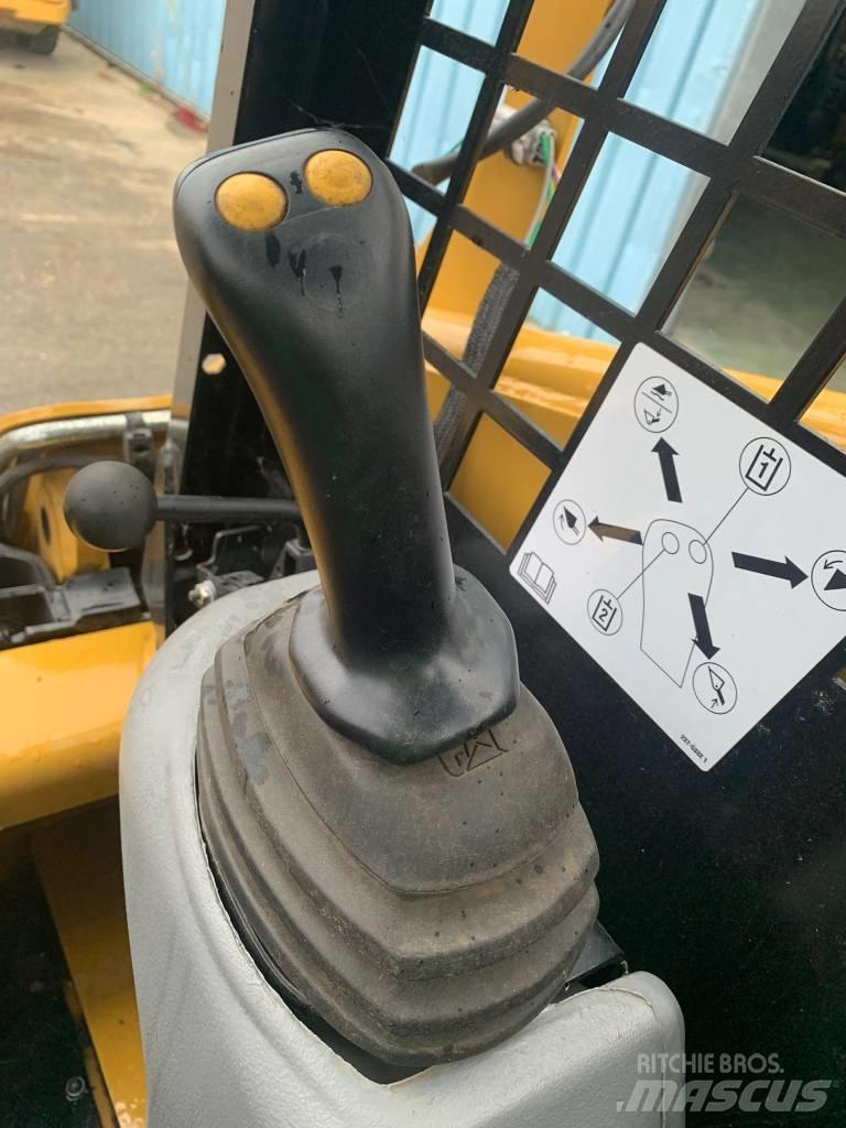 CAT 216 B 3 Pienkuormaajat