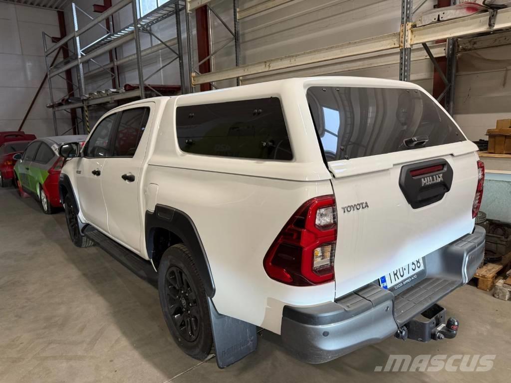 Toyota Hilux 2.8D Pakettiautot