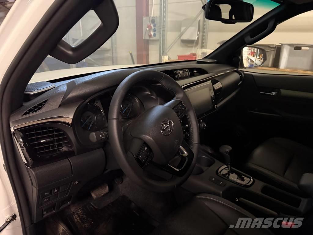 Toyota Hilux 2.8D Pakettiautot