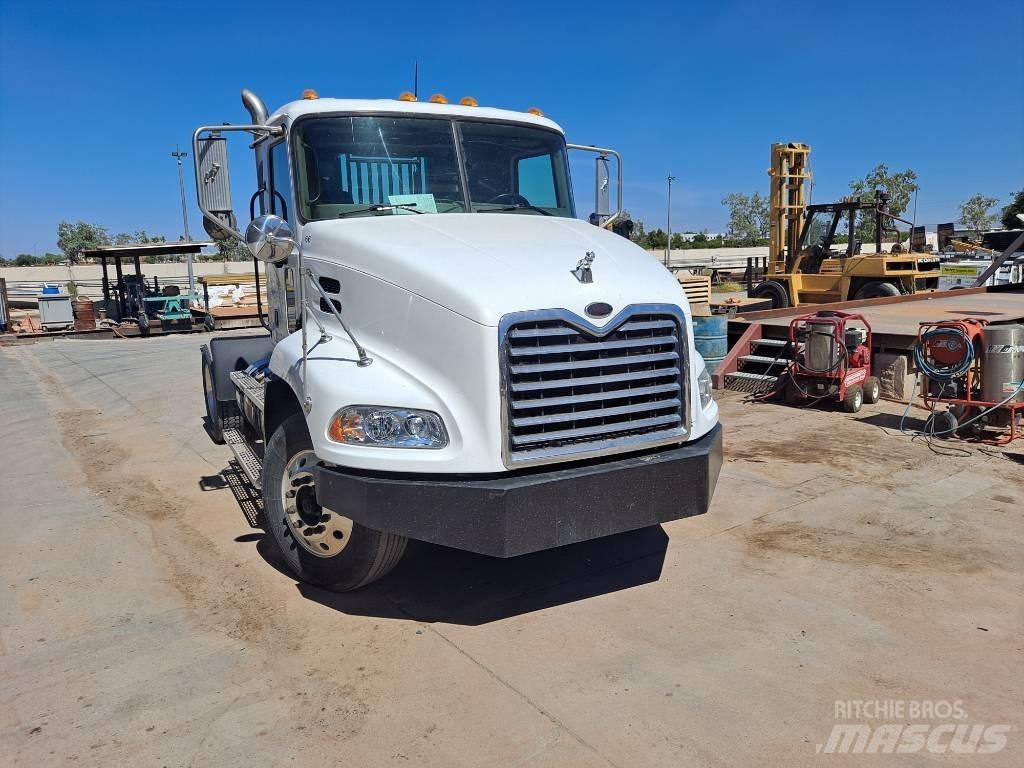Mack CX612 Vetopöytäautot