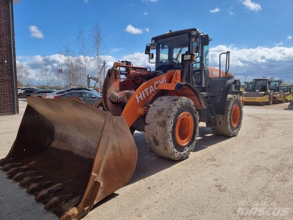 Hitachi ZW 220 Pyöräkuormaajat