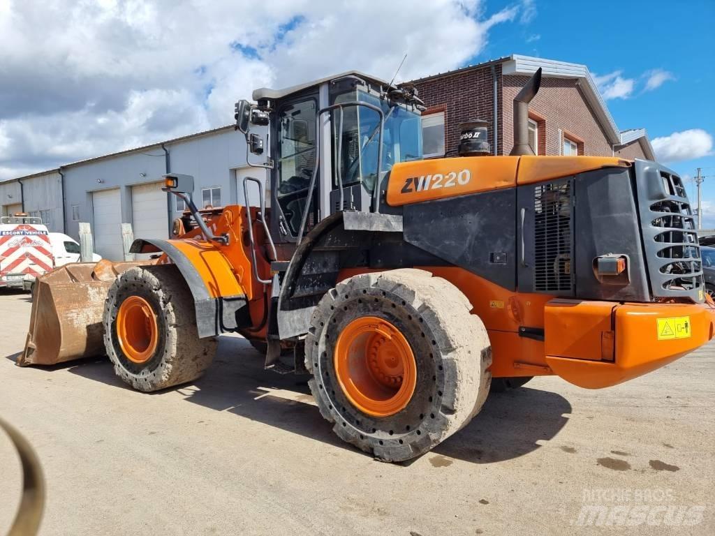 Hitachi ZW 220 Pyöräkuormaajat