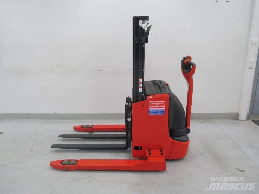 Linde L 12 AS Käyden ajettavat pinoamistrukit