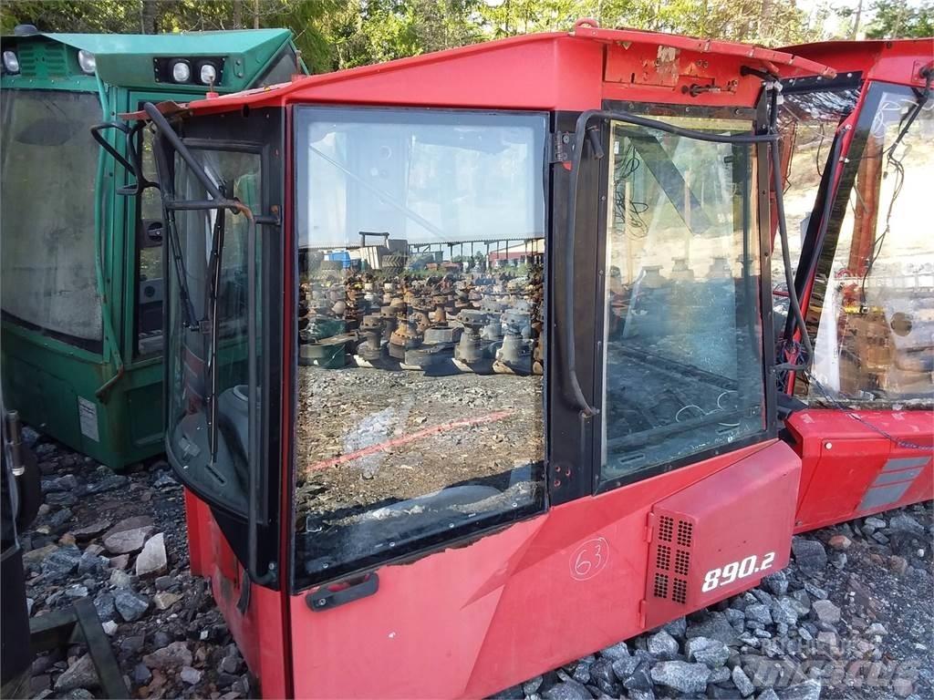 Valmet 890.2 Ohjaamo ja sisusta