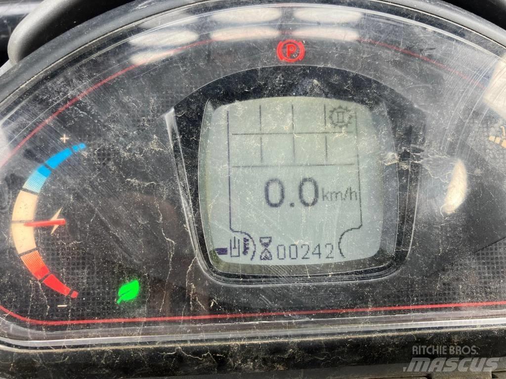 GiANT G2200E Liukuohjatut kuormaajat