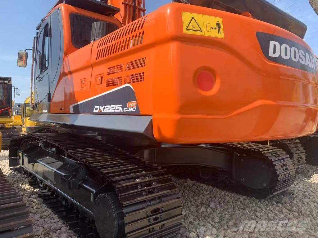 Doosan DX 225 Telakaivukoneet