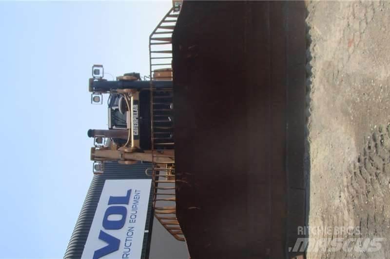 CAT D9T Telaketjupuskutraktorit
