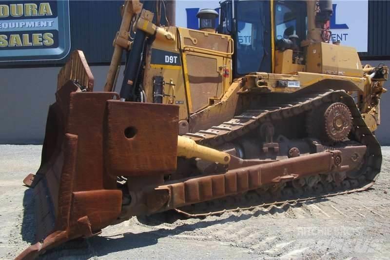 CAT D9T Telaketjupuskutraktorit