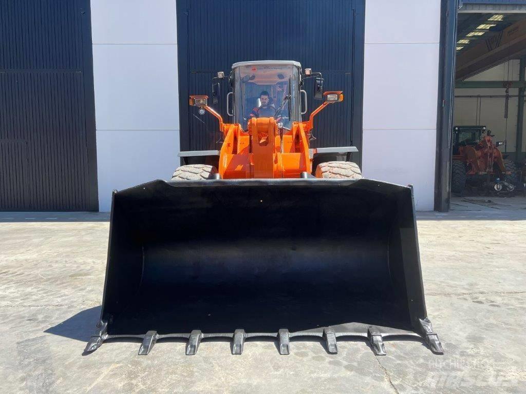 Hitachi LX 210 E Pyöräkuormaajat