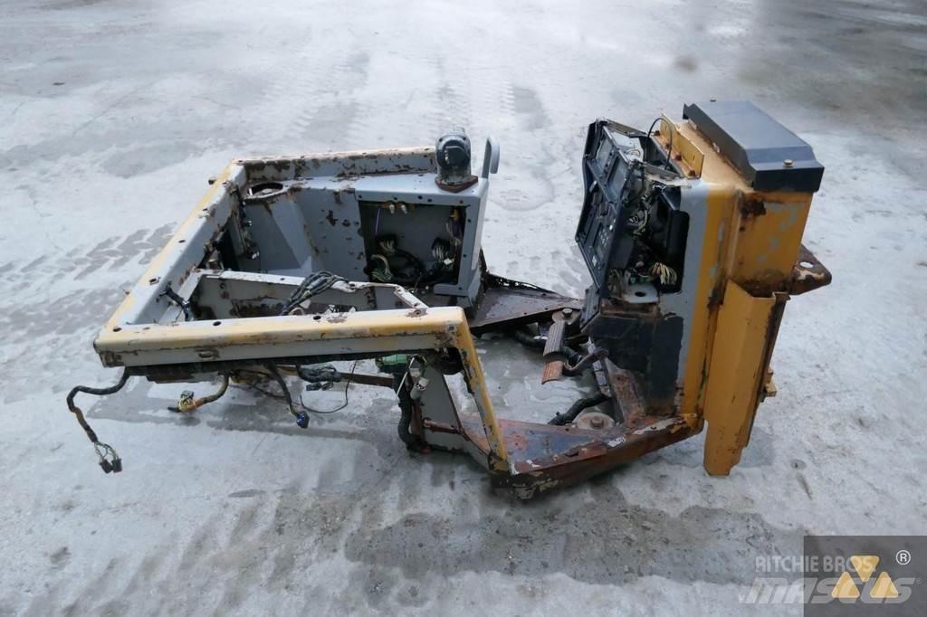 CAT 220-2800 Ohjaamot ja sisustat