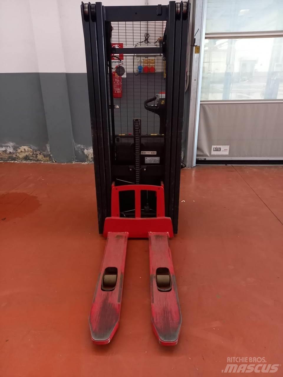 Hyster S1.2 Käyden ajettavat pinoamistrukit
