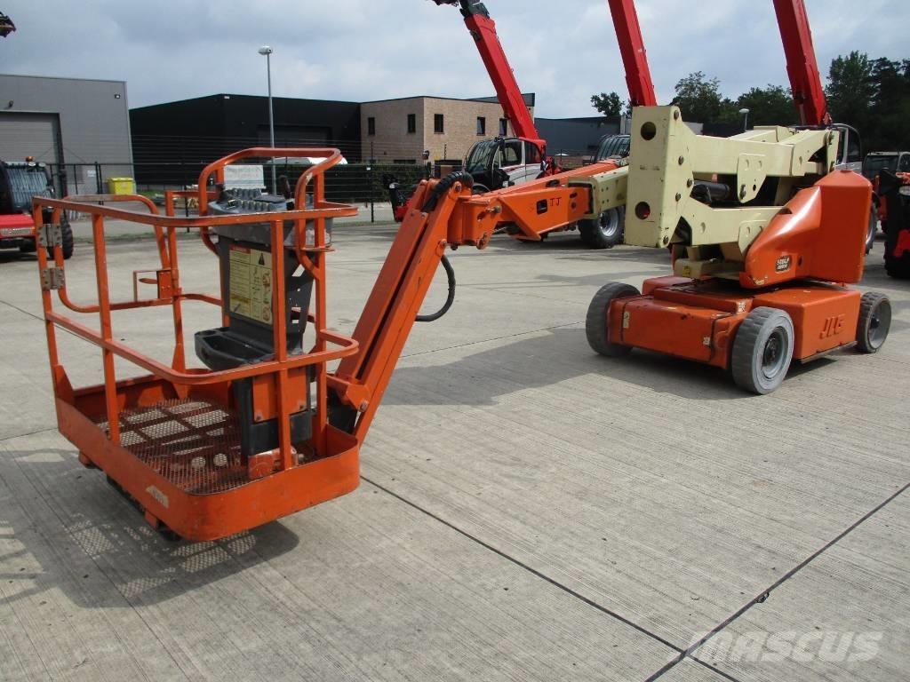 JLG E400 AJPN (048) Pienikokoiset itseliikkuvat puominostimet