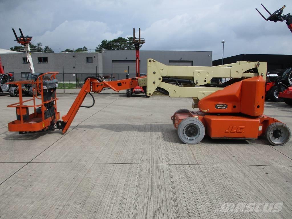 JLG E400 AJPN (048) Pienikokoiset itseliikkuvat puominostimet