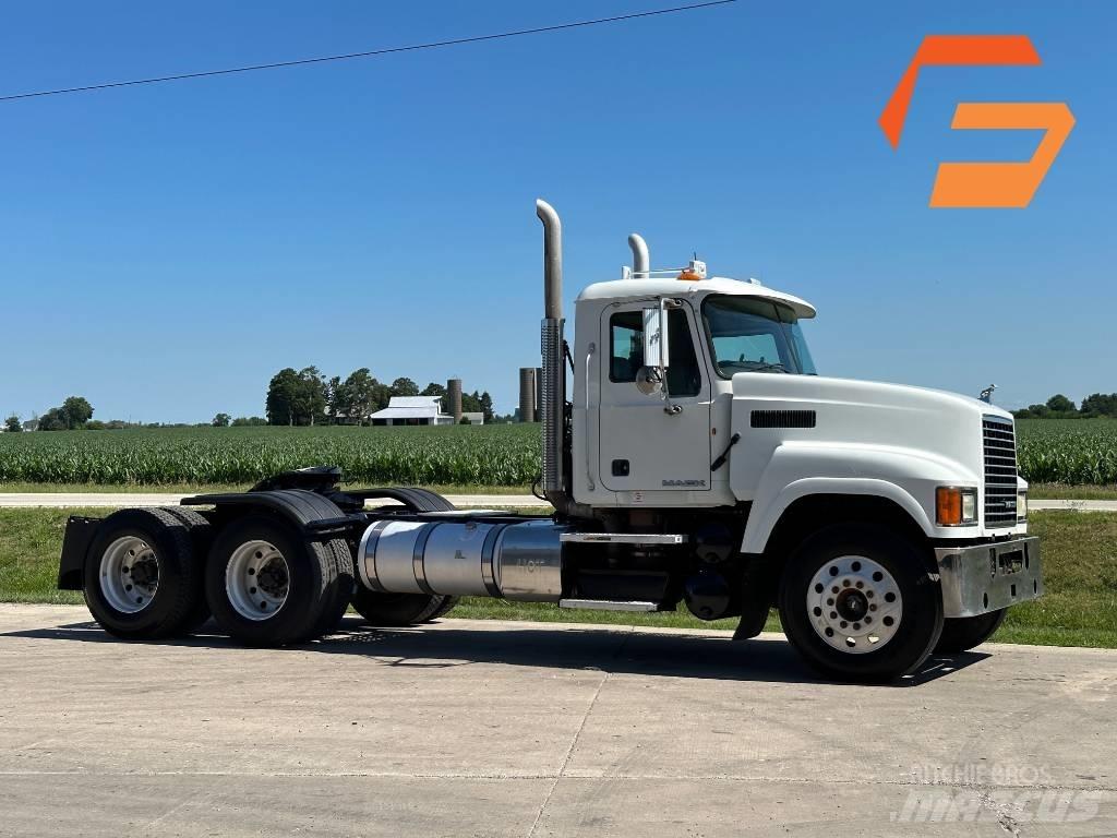 Mack CH 613 Vetopöytäautot