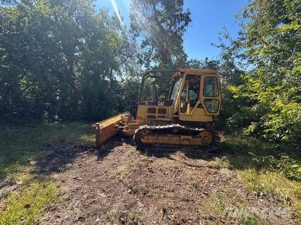 CAT D4C Telaketjupuskutraktorit