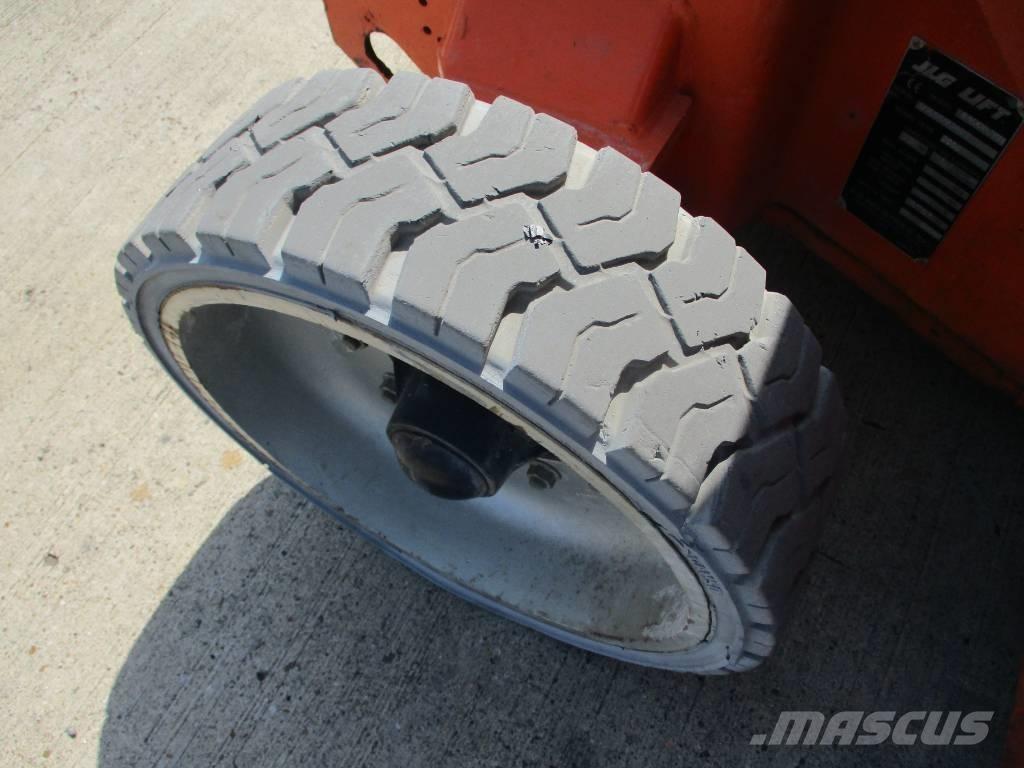 JLG E400 AJPN (687) Pienikokoiset itseliikkuvat puominostimet