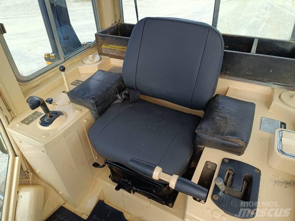 CAT D5H Telaketjupuskutraktorit