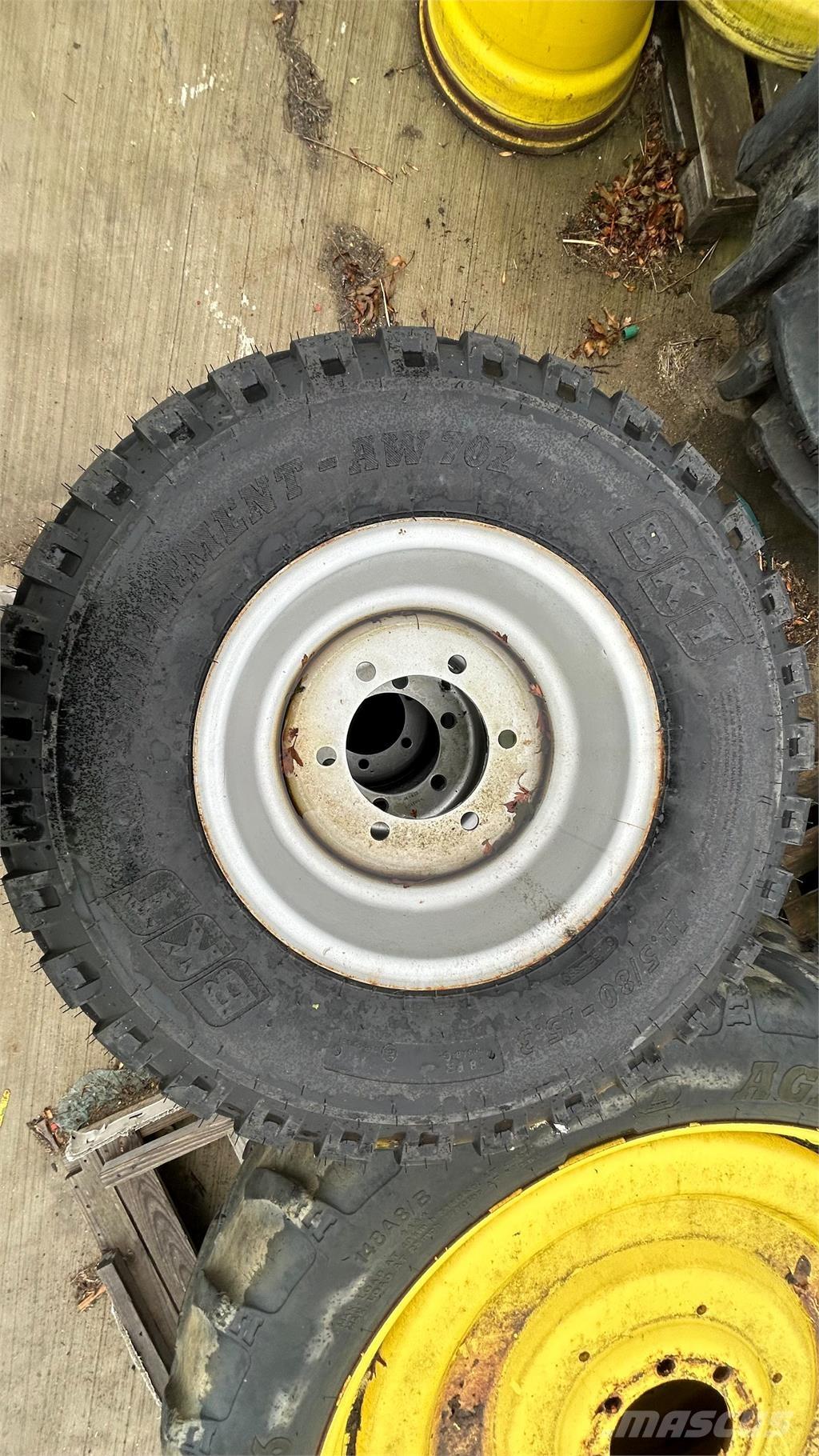  300/85R15.3 Renkaat ja vanteet