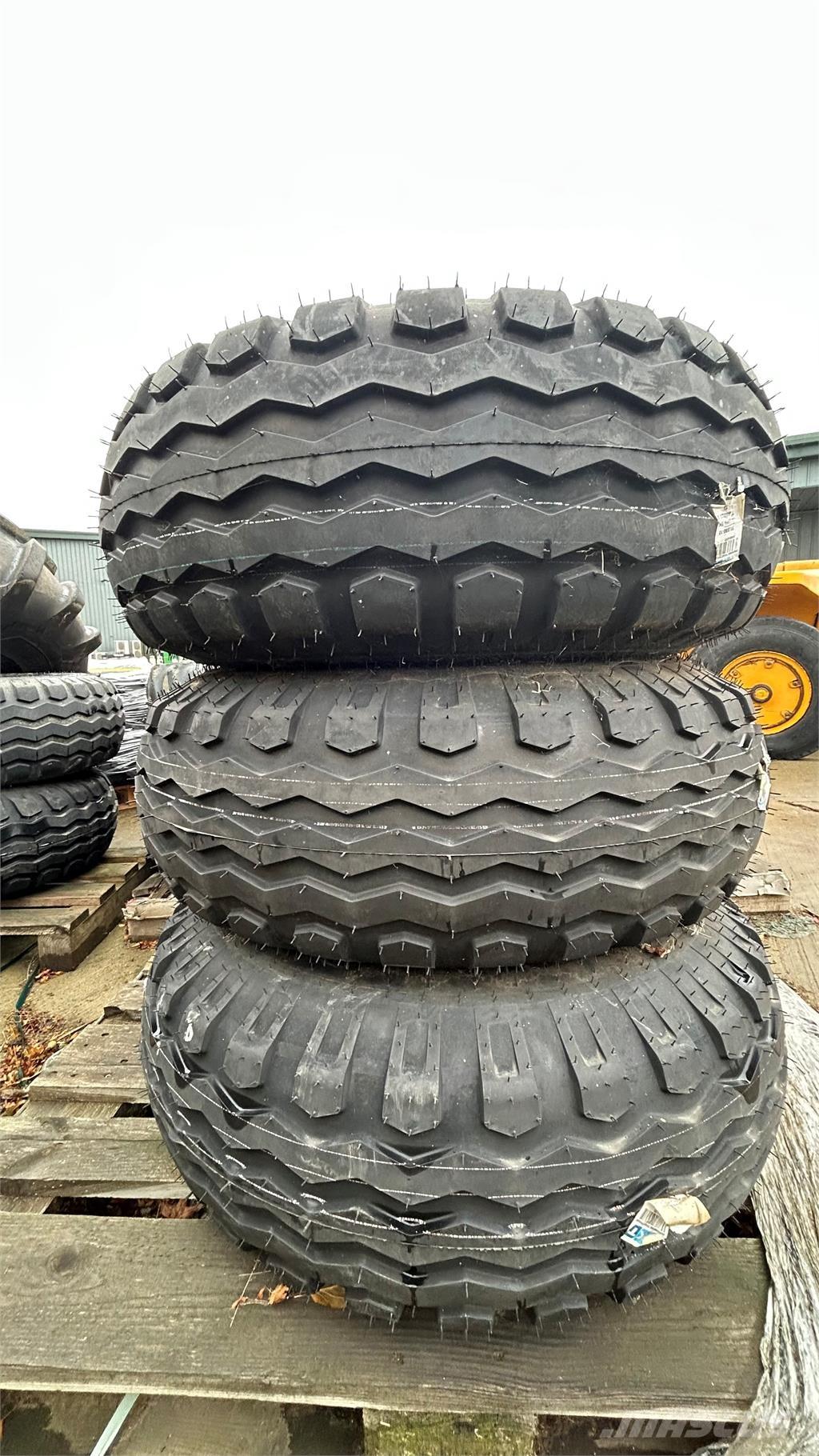  300/85R15.3 Renkaat ja vanteet