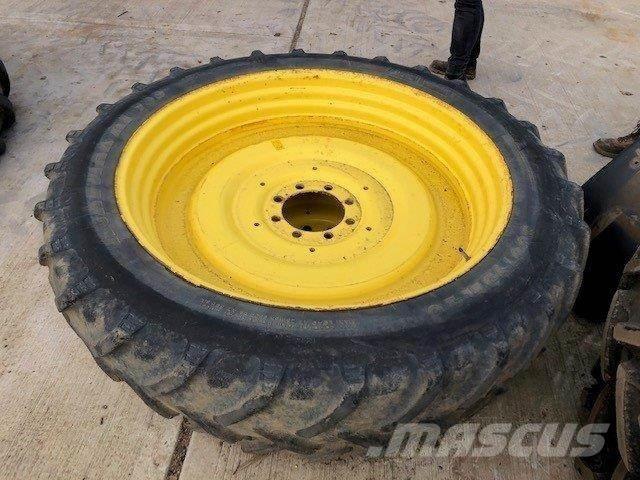  300/95R46 Renkaat ja vanteet