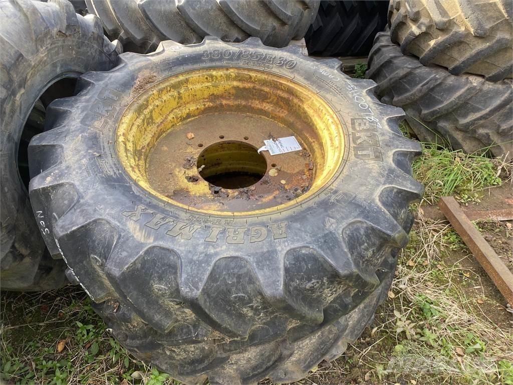  380/85R30 Renkaat ja vanteet