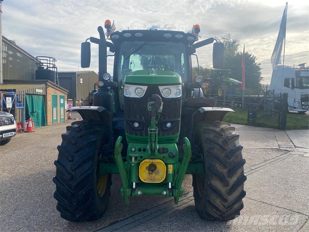 John Deere 6215R Traktorit