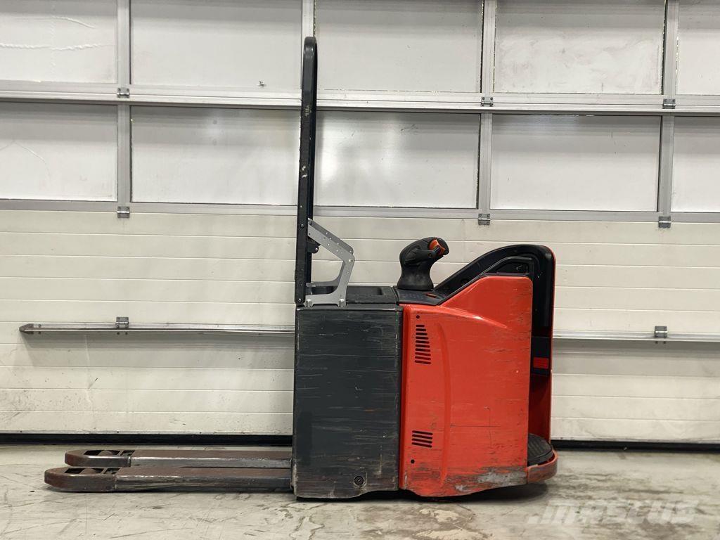 Linde T20SP Lavansiirtotrukit ajotasolla