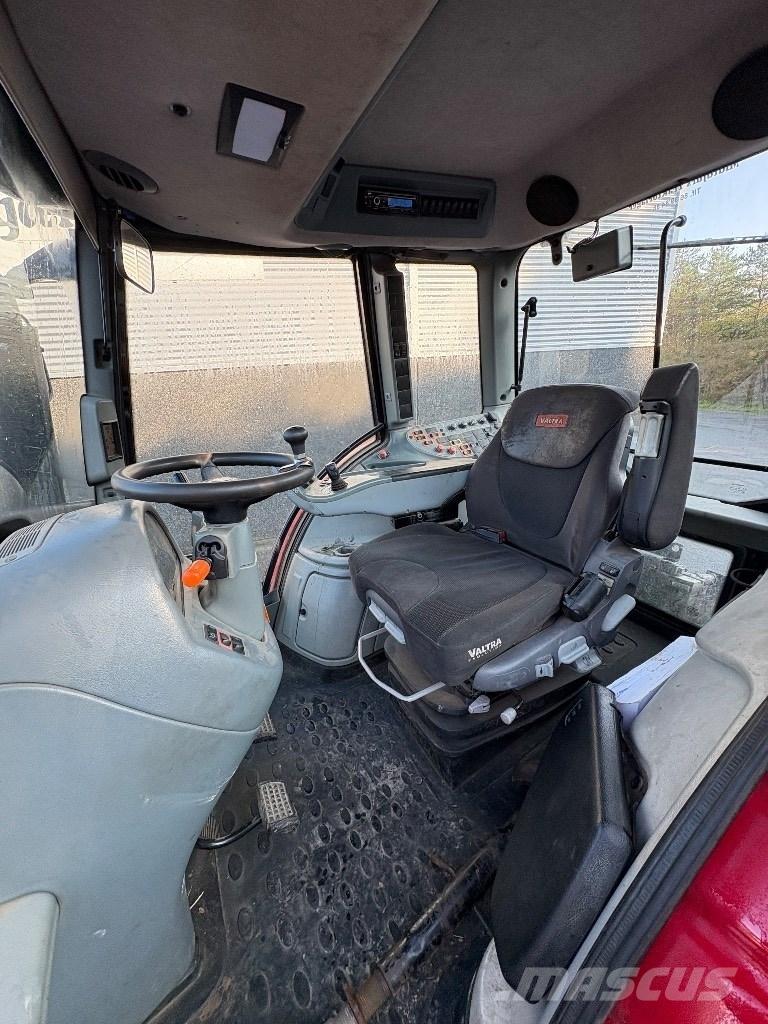 Valtra N 143 Traktorit
