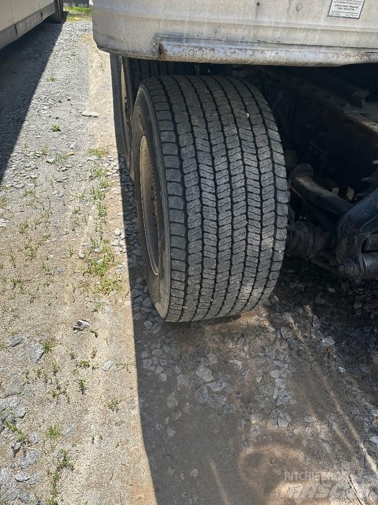 Volvo D11 Umpikorikuorma-autot