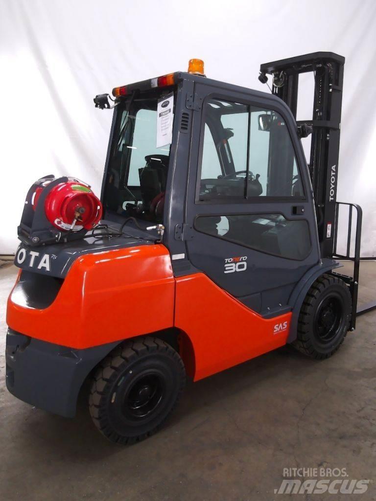 Toyota 02-8FGF30 Nestekaasutrukit