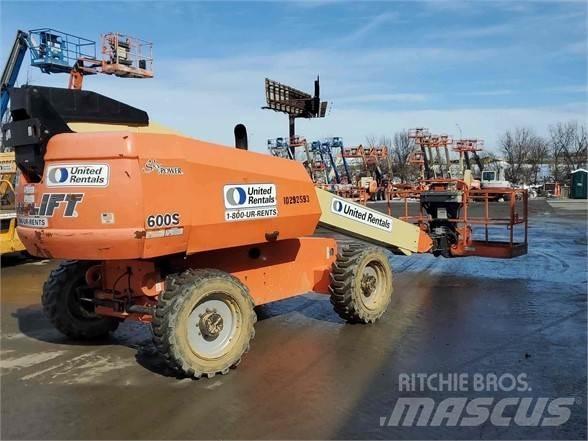 JLG 600S Teleskooppipuominostimet