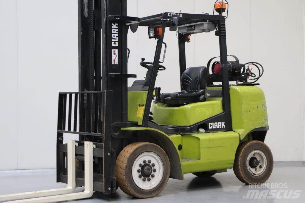 Clark CGP40 Nestekaasutrukit