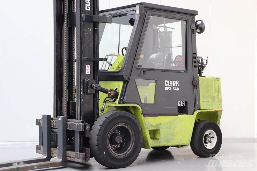 Clark GPX 40 Nestekaasutrukit