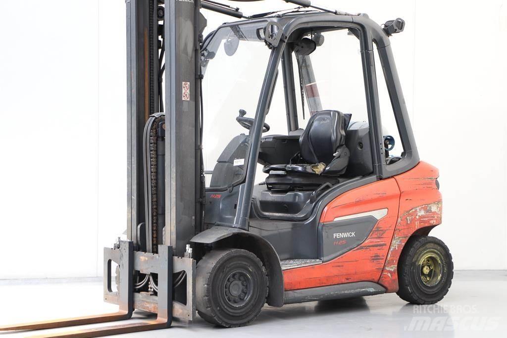 Linde H25T-01 Nestekaasutrukit