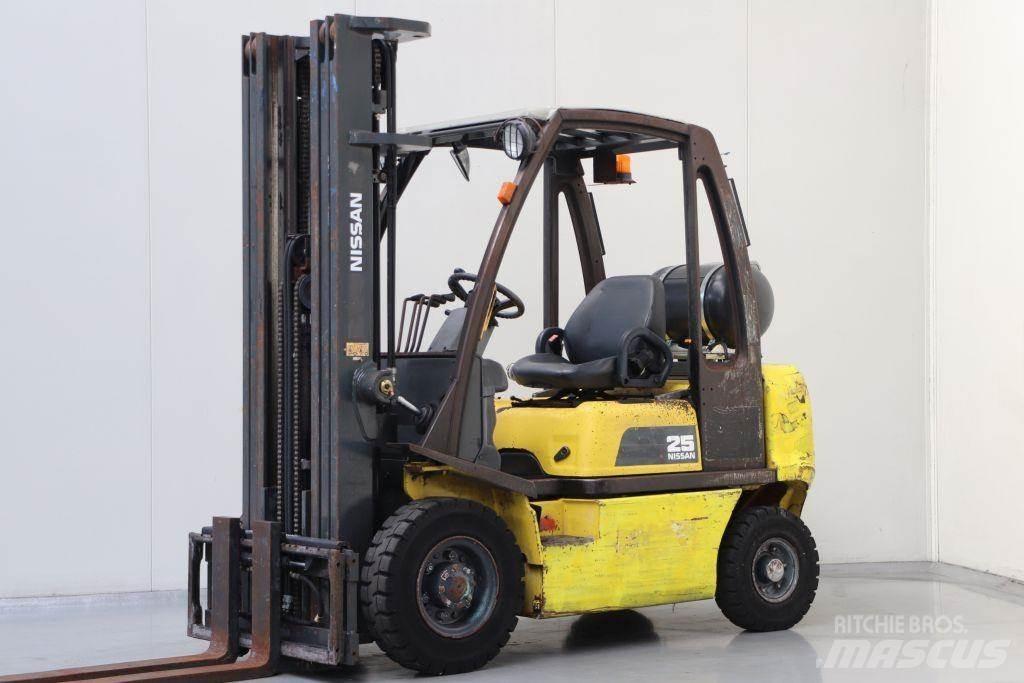 Nissan UD02A25PQ Nestekaasutrukit