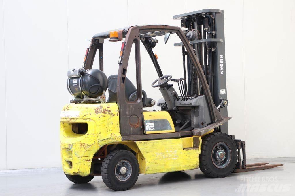 Nissan UD02A25PQ Nestekaasutrukit