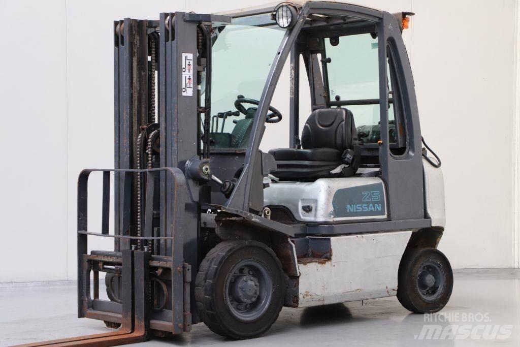 Nissan UD02A25PQ Nestekaasutrukit