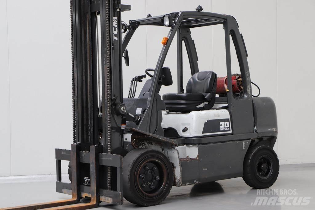 Nissan UG1D2A30LQ Nestekaasutrukit