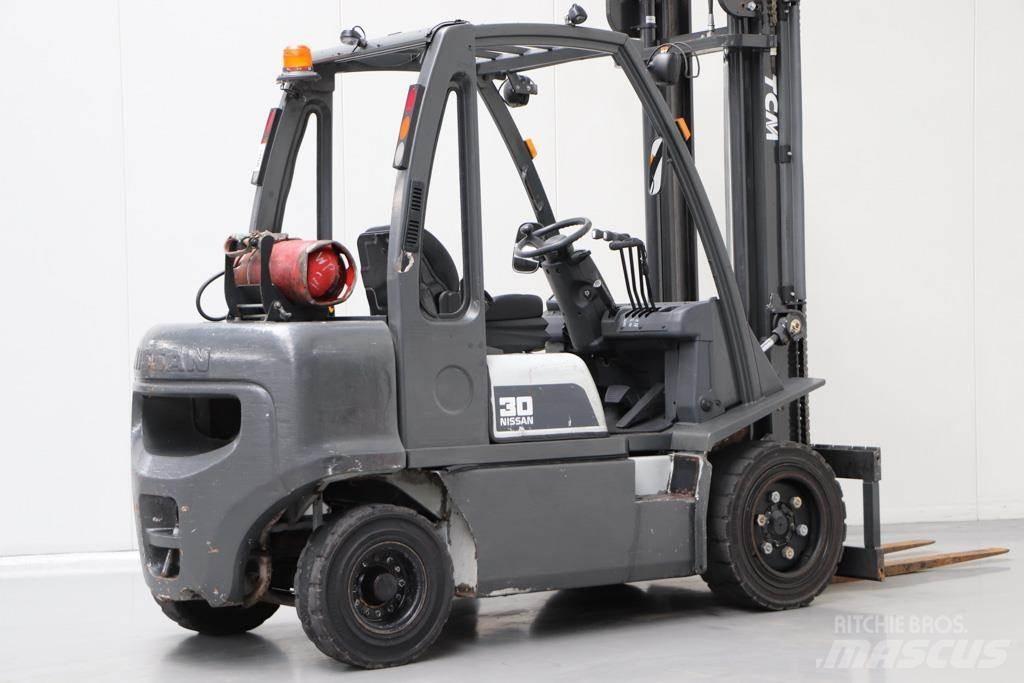 Nissan UG1D2A30LQ Nestekaasutrukit