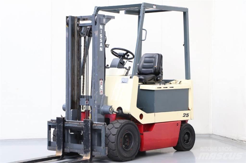 Nissan UM02L25U Sähkötrukit