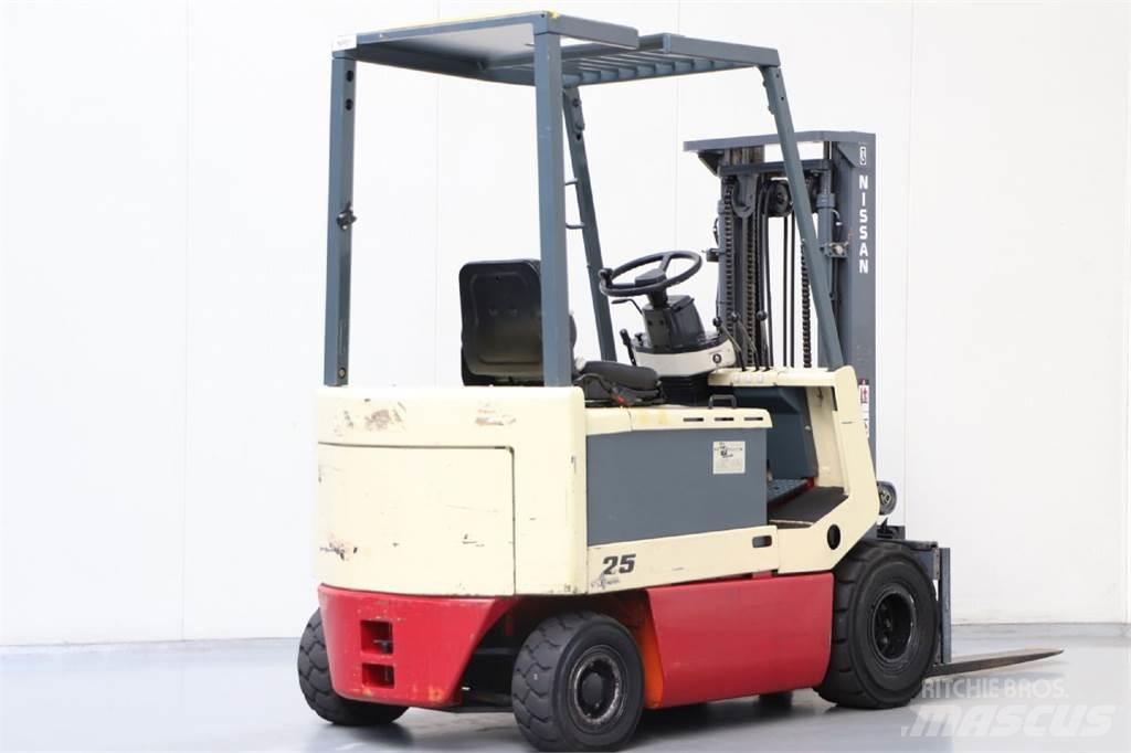 Nissan UM02L25U Sähkötrukit