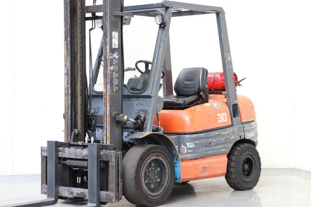 Toyota 02-6FGF30 Nestekaasutrukit